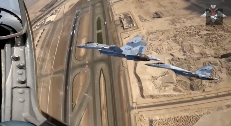 Су-35, сопровождающие президента Путина, готовятся к посадке в Абу-Даби
