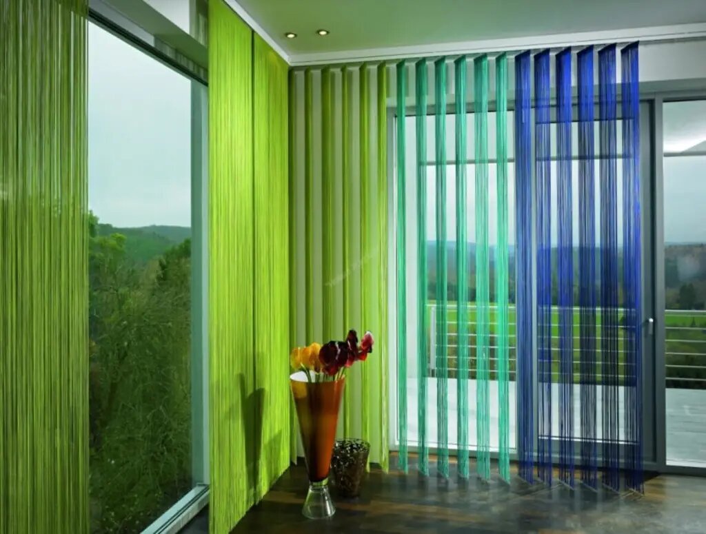  Веревочные жалюзи особенно эффектно смотрятся на панорамных окнах