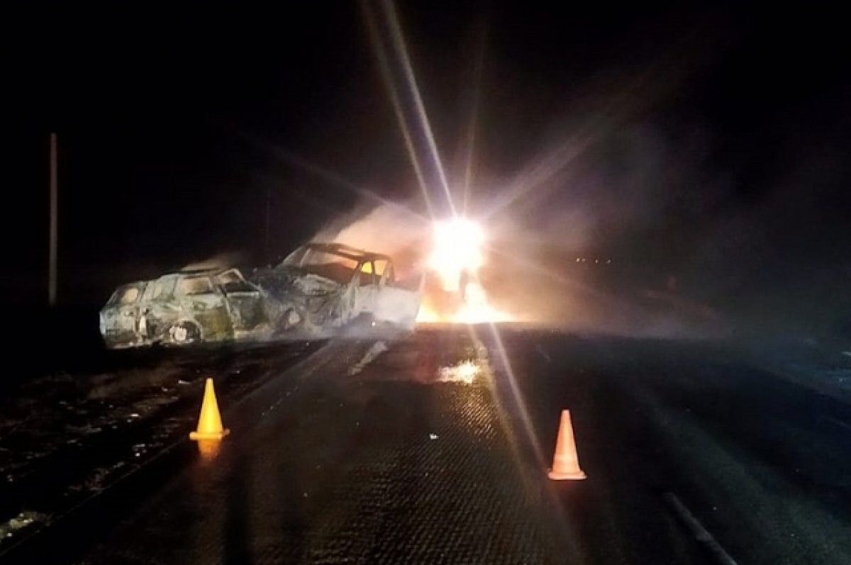    Двое погибли в ДТП с пикапом и кроссовером, сгоревшими под Волгоградом