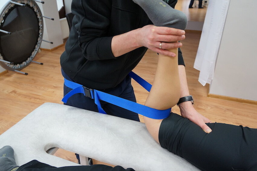 Реабилитация после замены клапана. Маллиган мануальная терапия. Тракция коленного сустава. Маллиган тракция ремни. Тренажер для разрабатывания коленного сустава.