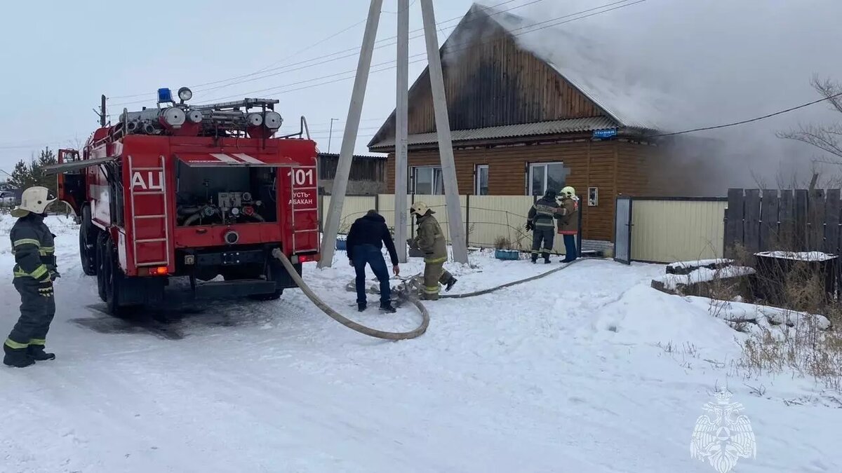     В Усть-Абакане очевидцы вытащили из огня пенсионерку и 7-летнего ребенка — там загорелся жилой дом.