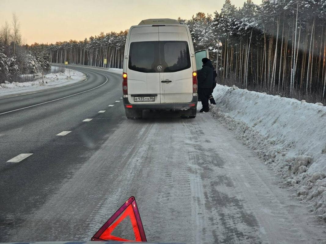 На трассе в Югре в мороз сломался микроавтобус, перевозивший 15 пассажиров  | Сургутская Трибуна | Новости Сургута и Югры | Дзен