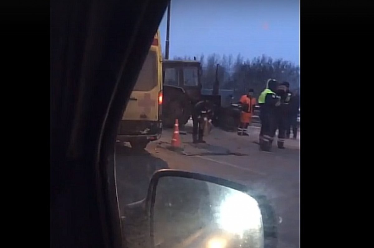    На видео попало место ДТП под Тверью с участием иномарок, фуры и трактора