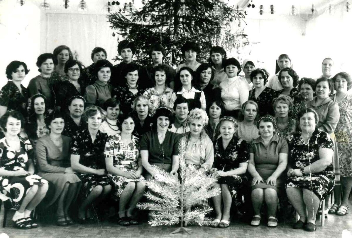 1 ряд слева направо: Чулочникова, Подъячева Алевтина Васильевна, Волкова Татьяна Григорьевна, Захарова Мария Михайловна, Ипатова Людмила Георгиевна, Багринцева Лидия, Нина Ивановна, Меньшикова Нина Павловна 2 ряд: Маханова Татьяна Сергеевна, Нероева Лидия Андреевна, Солопова Надежда, Хисанова Татьяна Михайловна, Комарова Татьяна Алексеевна, Козловская Елена Игоревна, Баграмян Татьяна Алексеевна, Копытова Людмила Алексеевна 3 ряд: Власенко Нина Владимировна, Карпушина Маргарита Степановна, Кузнецова Галина Афонасьевна, Кошкина Татьяна Анатольевна, Бабикова Ирина Николаевна, Вовченко Любовь Анатольевна, Трушникова Людмила Дмитриевна, Жаркова, Штоль Ольга Николаевна, Вольхина Нина Оскаровна, Кулешова Ирина Кузьминична 4 ряд: Гончарова Раиса Яковлевна, Перевозчикова Маргарита Федотовна, Шигелева Наталья Вячеславовна, Попова Лидия, Окулова Клавдия Ивановна