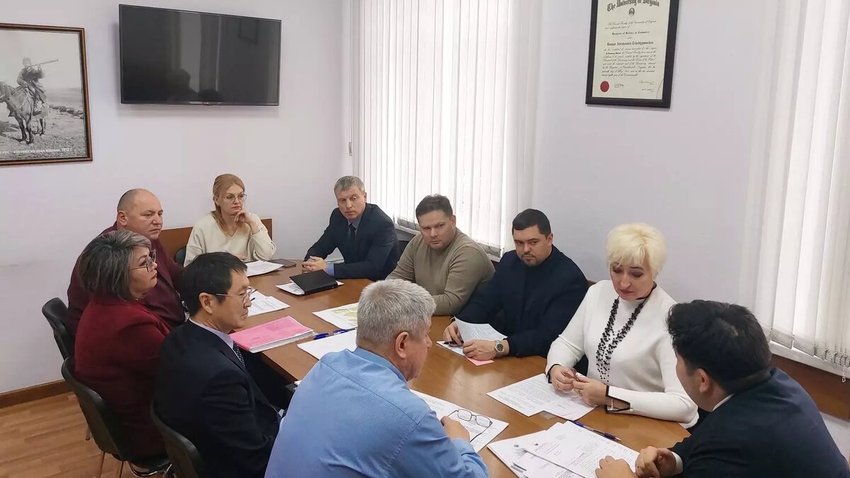     На очередной сессии Верховного Совета уточнили границы Хакасии. Территория республики увеличилась на 150 га за счет лесов, ранее относившихся к Кузбассу.