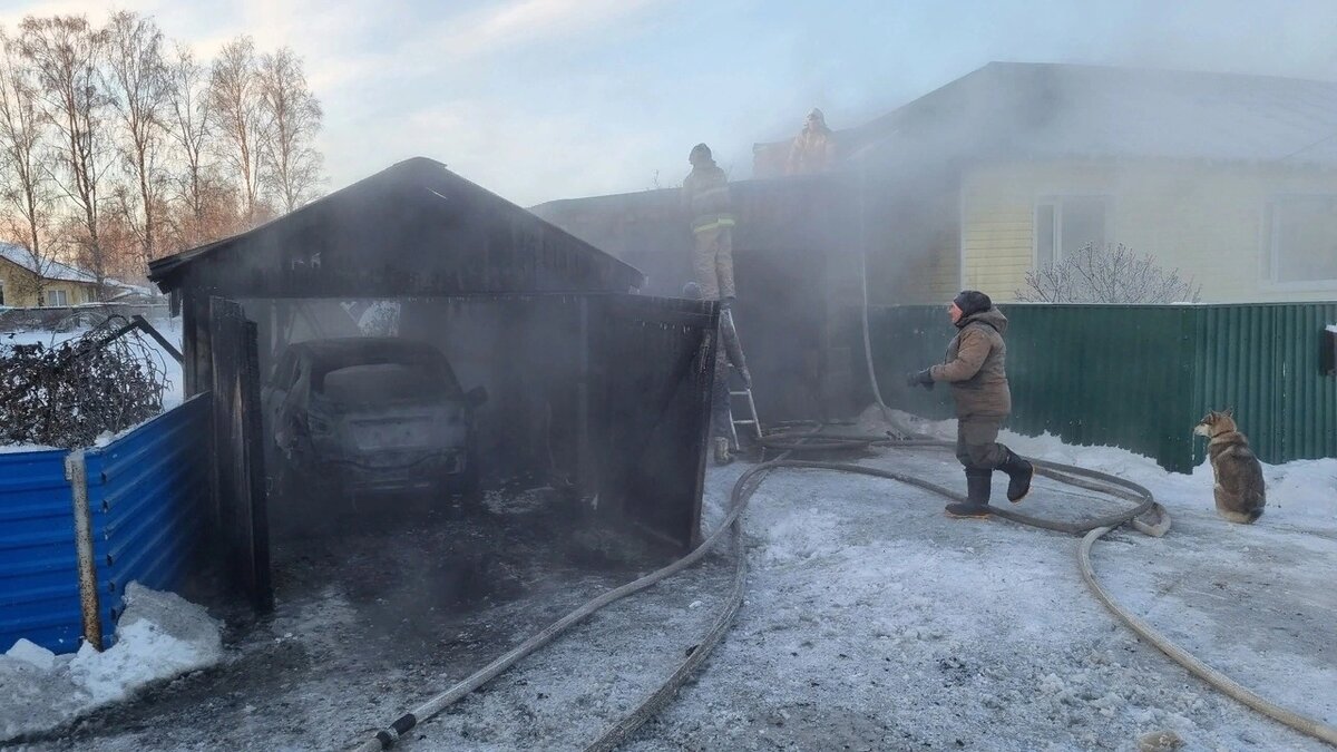    В Югре неисправный автомобиль стал причиной сильного пожара