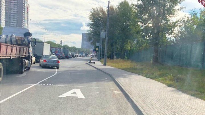 "Выделенки" - огромное преимущество для пассажиров общественного транспорта, особенно в час-пик. Фото иллюстрирует утреннюю дорожную ситуацию на ул. Труда: автобус N 64 едет с ветерком! Фото: Царьград.