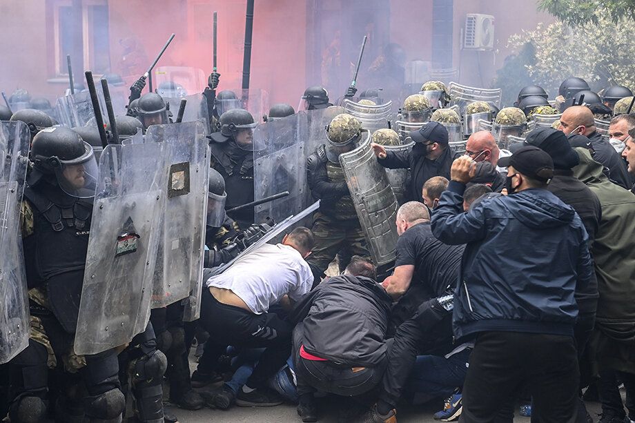 Нарушение обязательств приводит к протестам и столкновениям в северном регионе Косово. Фото: GEORGI LICOVSKI/EPA/TASS