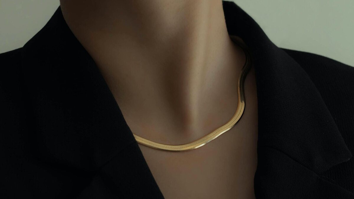    Как носить бижутерию, чтобы не выглядеть "дешево": советы имидж-стилиста© Unsplash / Кэт Хан