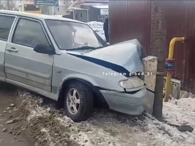     В Старом Осколе водитель ВАЗа протаранил столб. Фото: t.me/gibdd_31/10184