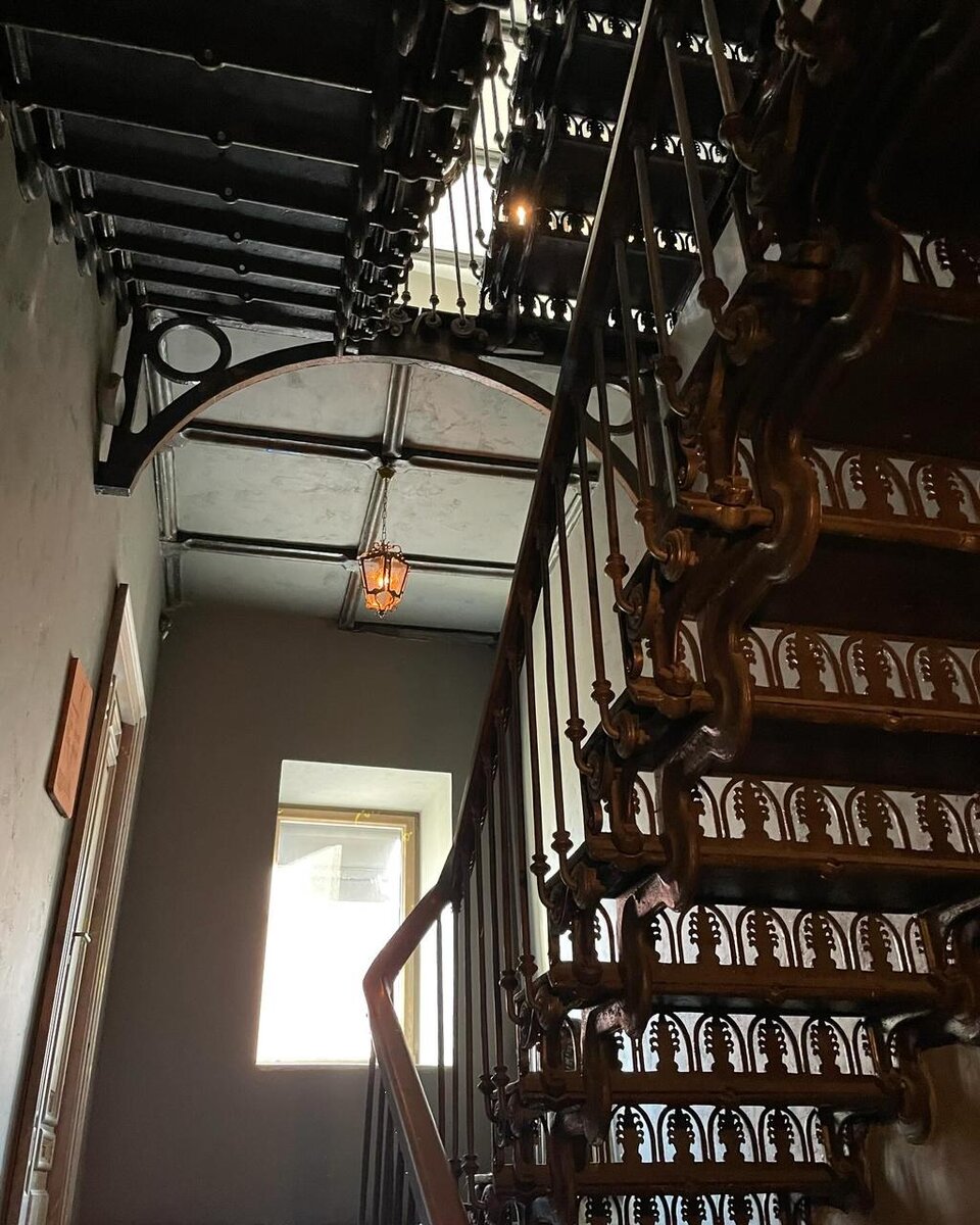 Лестница в гостинице Чайковский © "Покажу Москву" 