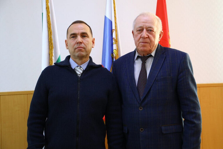    Вадим Шумков лично вручил награду Александру Столбову