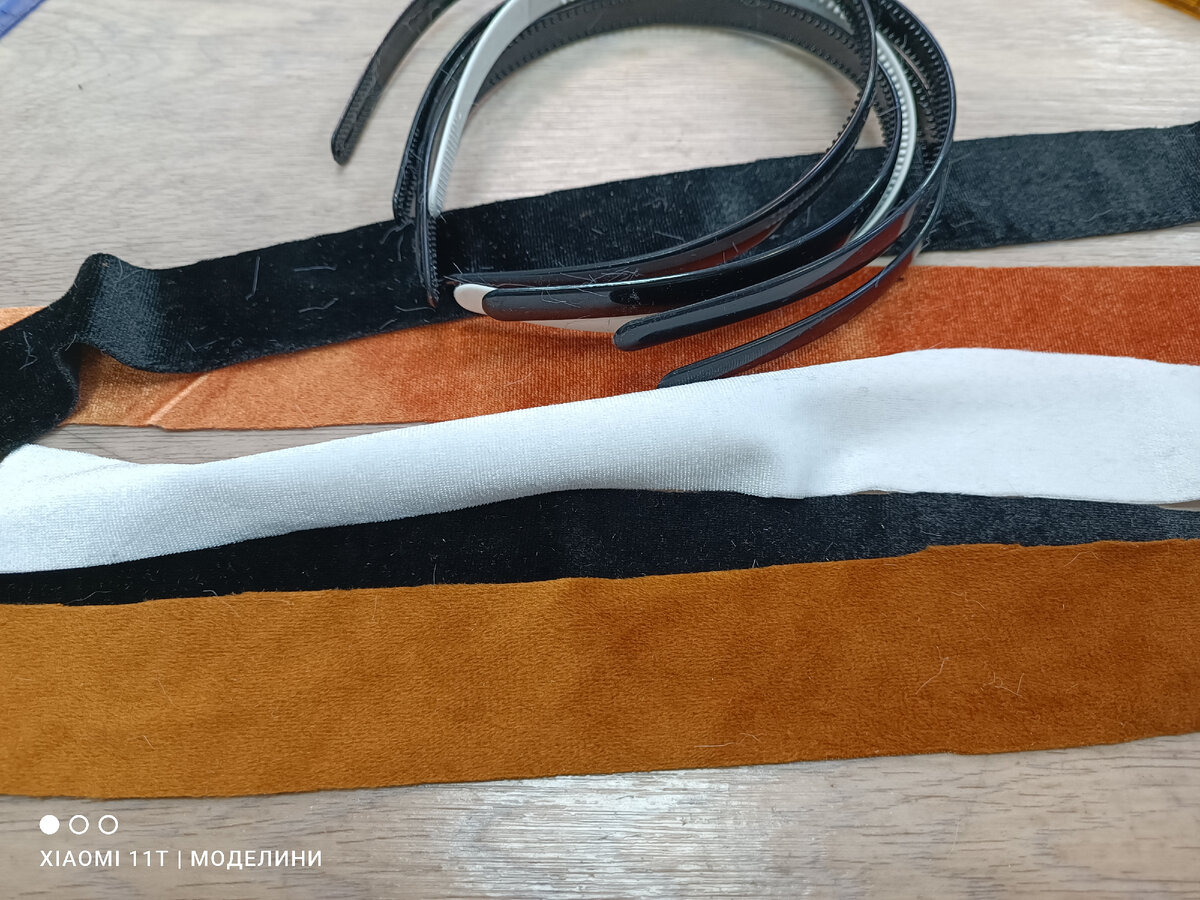 Нарезала полоски для обтягивания из велюра-стрейч