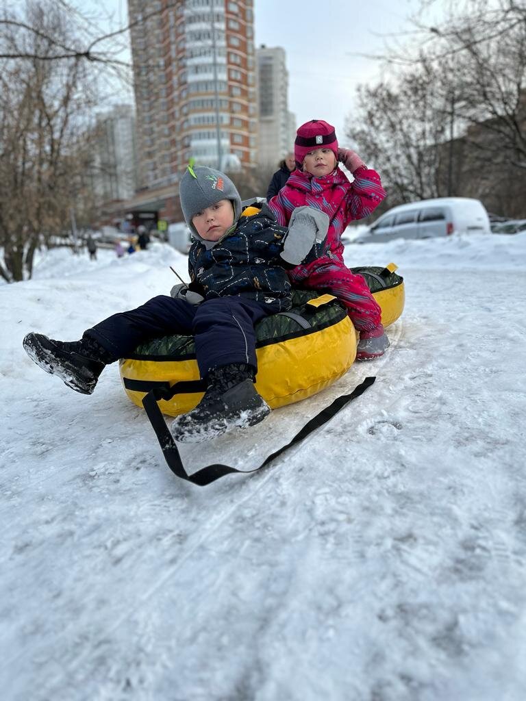 Двойной тюбинг - это когда у двоих детей появилась возможность требовать везти их до двери подъезда, а ты не удвоилась.