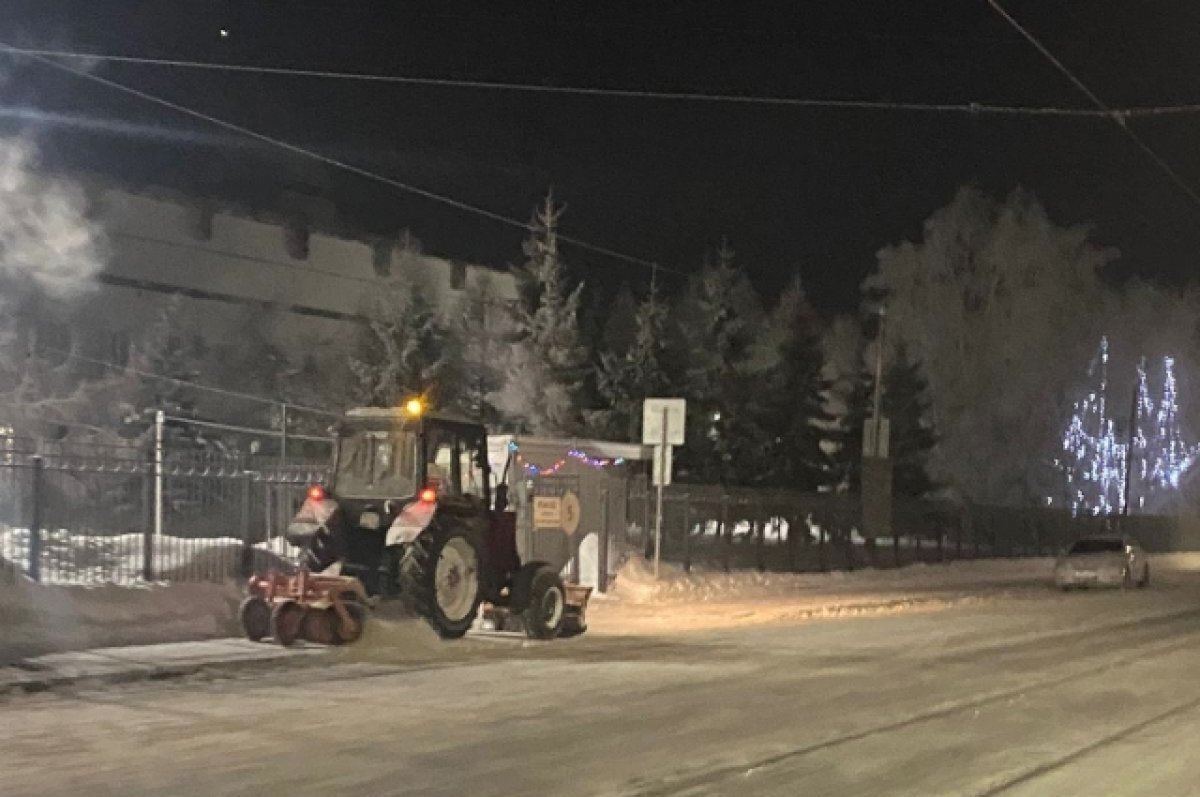    Ночью 8 декабря улицы Ульяновска чистили от снега и льда 75 спецмашин