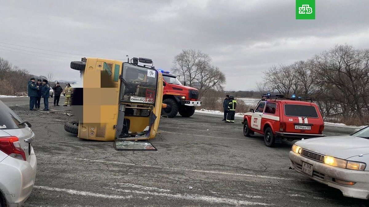 Школьный автобус завалился на бок после ДТП в Приморье | НТВ: лучшее | Дзен