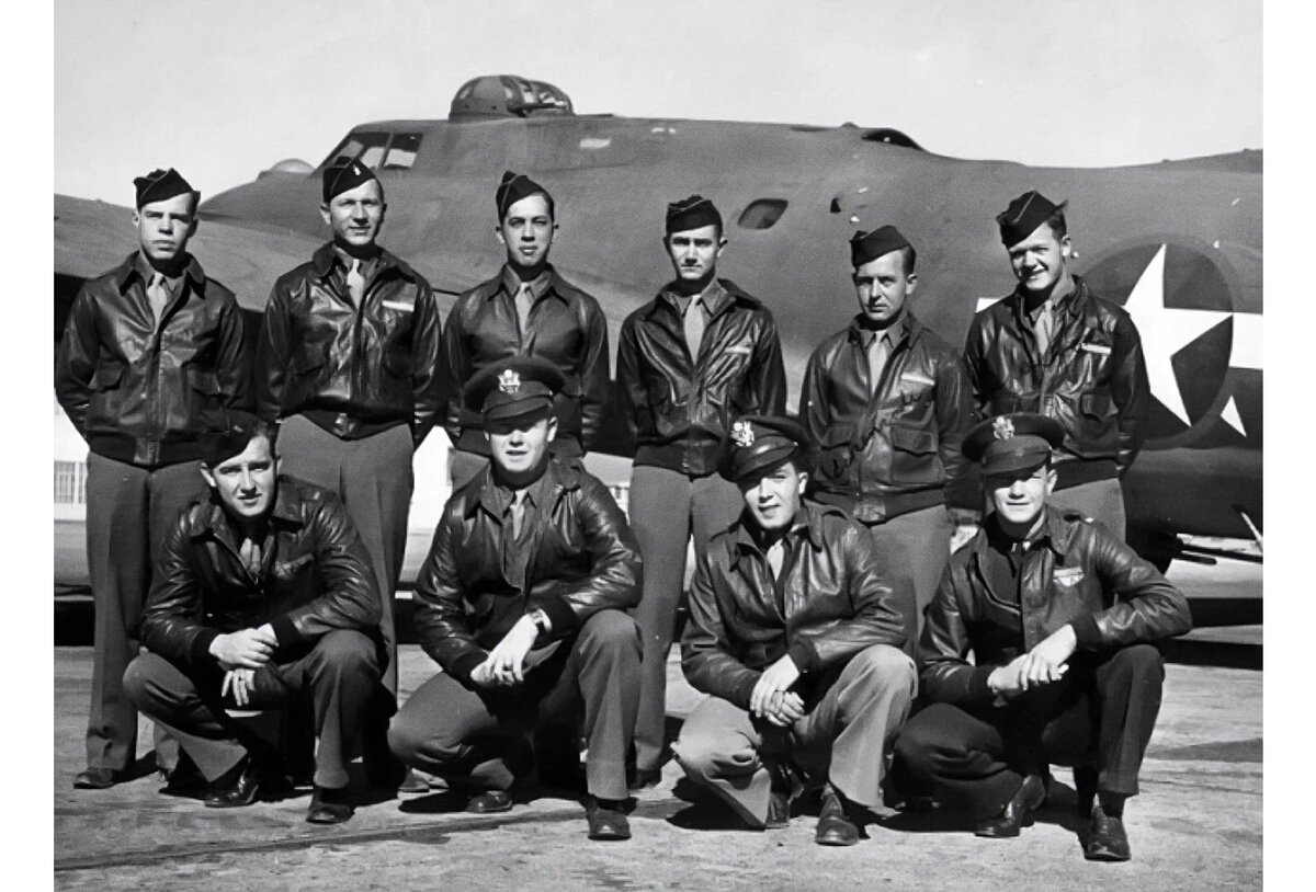 Команда бомбардировщика B17-F. Чарли Браун второй слева в нижнем ряду.