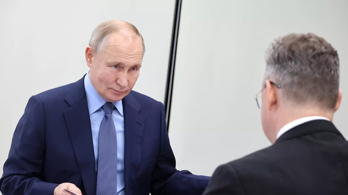     Президент России Владимир Путин принял решение помиловать двух человек, отбывающих наказание за преступления, сообщили в правительстве региона.