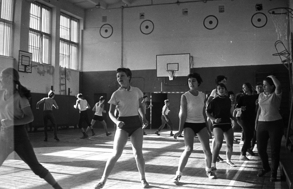 Спорт 80 х годов. Школа СССР 60х физкультура. Урок физкультуры в СССР. Урок физкультуры в Советской школе. Физкультура в школе ССР.