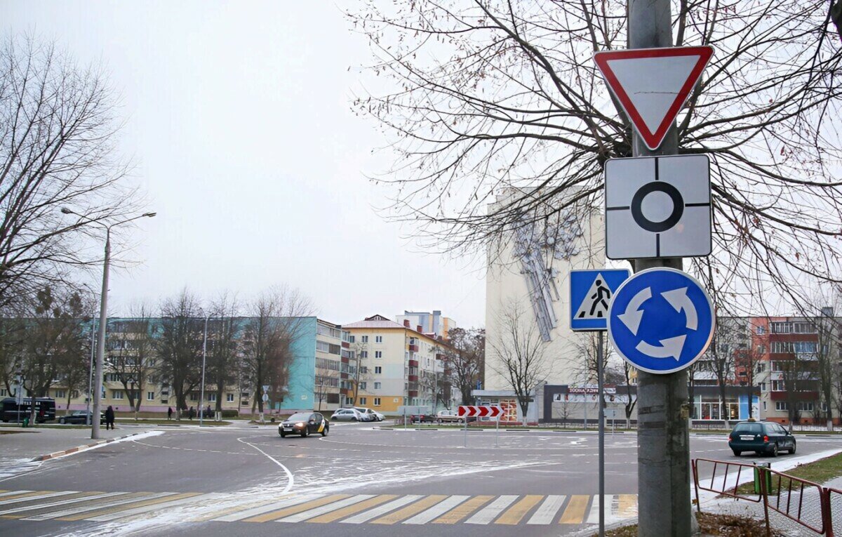 Площадь василевского калининград круговое движение. Сквер молодость солигорск. Солигорск беларусь улицы. Солигорск. Кольцо солигорск.