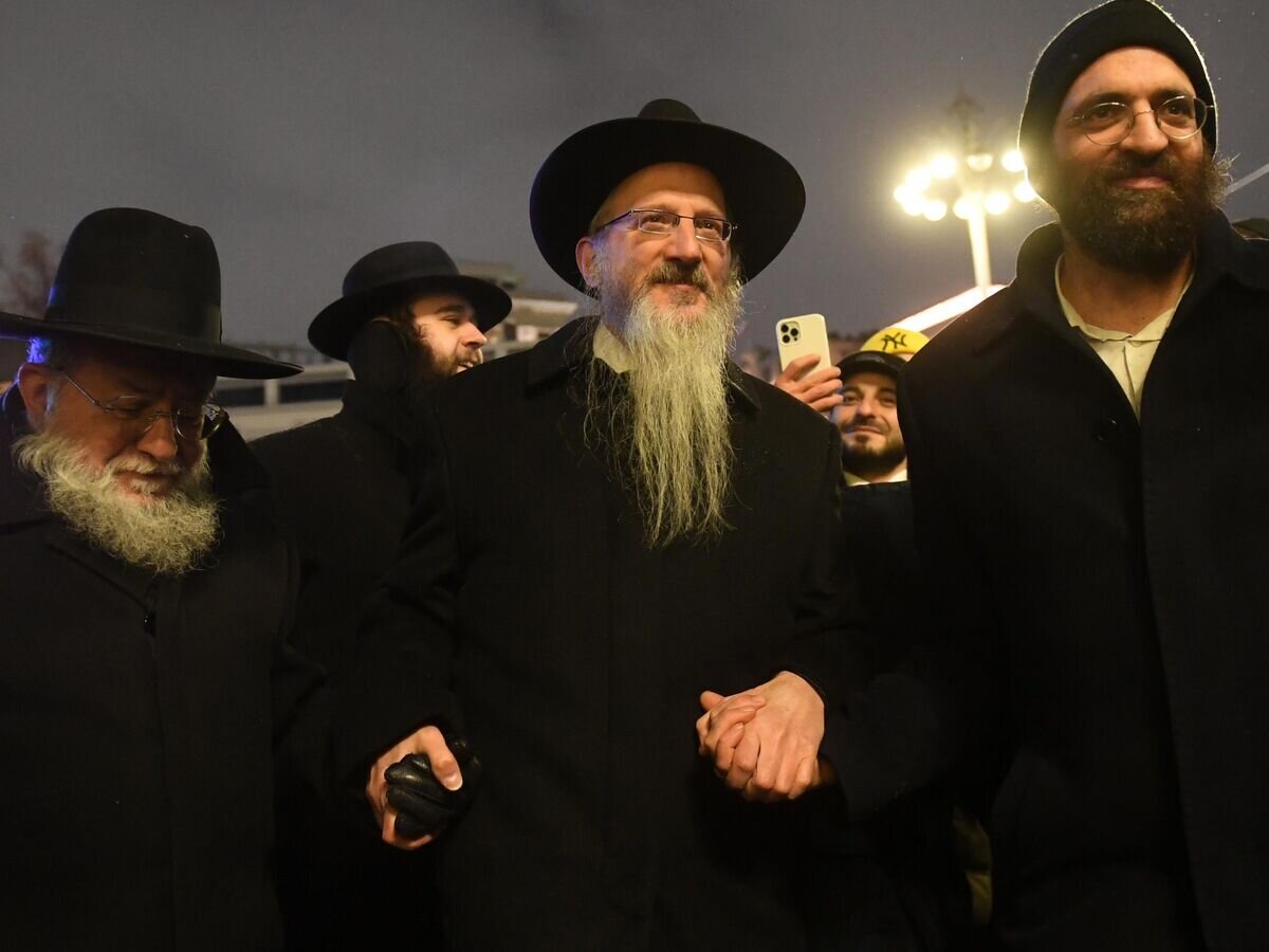    Главный раввин России Берл Лазар (в центре) на торжественной церемонии зажжения первой свечи праздничного восьмисвечника, зажигаемого в честь еврейского праздника Ханука, на Площади Революции в Москве© РИА Новости / Кирилл Каллиников