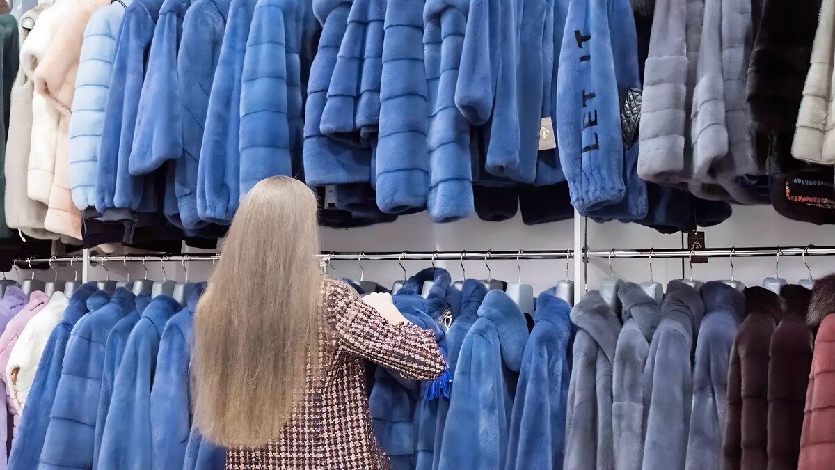     Холодная погода вынуждает тюменцев переступать порог закона. Так, за воровством поймали двух тюменок: одной понадобилась шапка, другой — дорогая шуба.