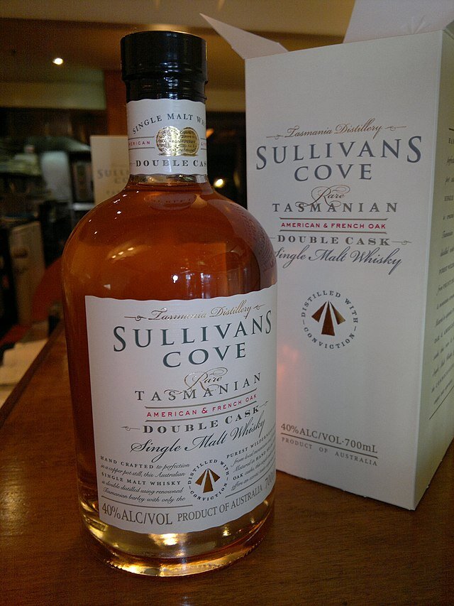 bleeter. Бутылка виски Sullivans Cove Tasmania Double Cask (американский и французский дуб) и прилагаемая коробка.