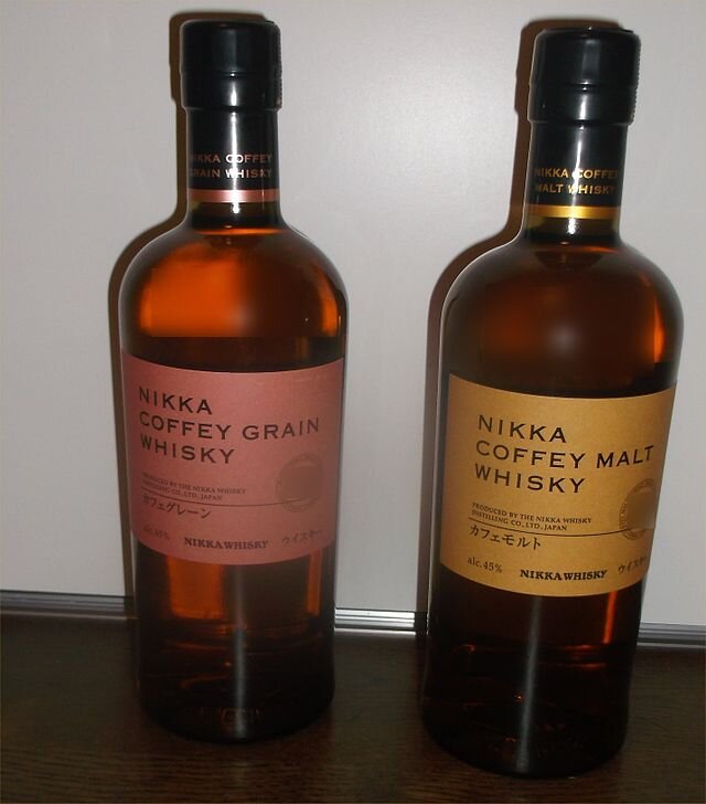 Kentin. Фотография "Зернового виски Nikka Coffey" (слева) и "Солодового виски Nikka Coffey" (справа) (японские виски, производимые компанией Nikka Whisky Distilling)