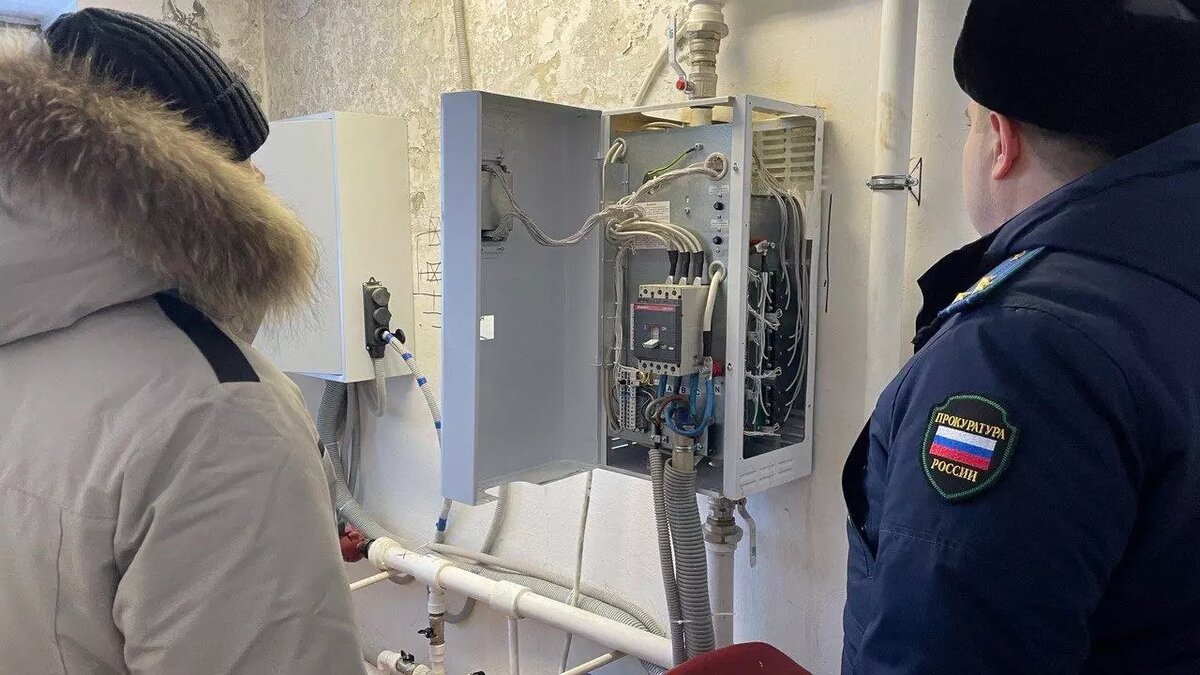     Жильцам дома нашли пункт временного размещения, пока аварийные бригады восстанавливают теплоснабжение.