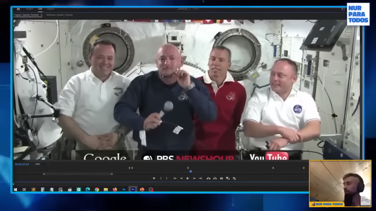 В центре в синем - Марк Келли