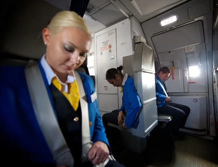 Стюардесса в автобусе. Эйр Астана бортпроводники. Air Astana стюардессы. Место стюардессы в самолете. Место бортпроводника.