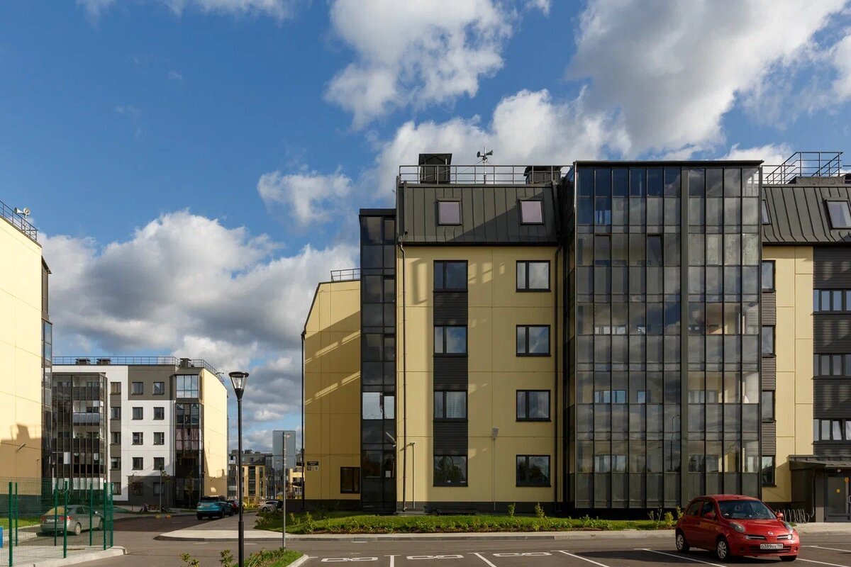 В малоэтажных проектах за КАД зачастую вполне достаточно открытых парковок по периметру квартала