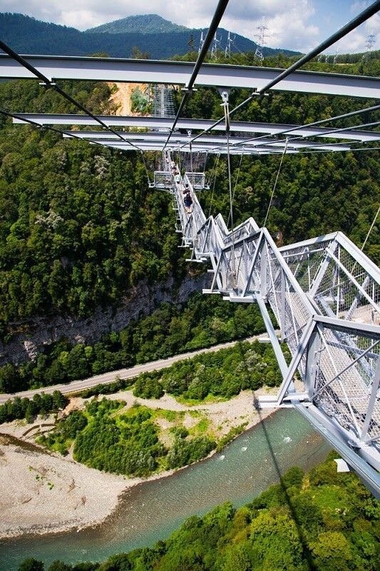 Сочи адлер скайпарк. Мост скайбридж в сочи. Скайпарк сочи красная поляна. Мост скайбридж в сочи. Подвесной мост сочи скайпарк.