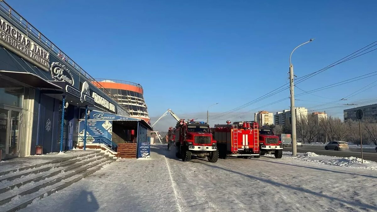 Эвакуировались 15 человек. В Омске загорелся торговый комплекс «Магистраль»  | gorod55.ru | Дзен