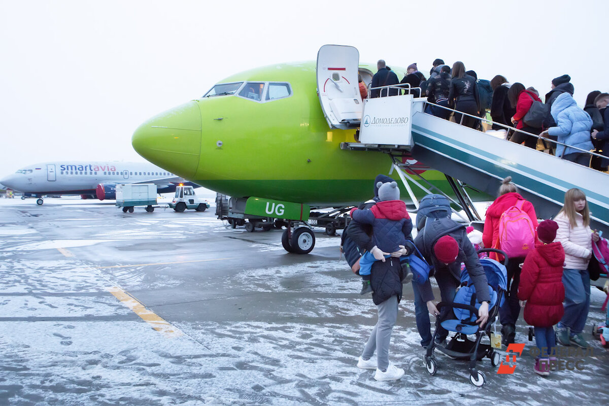 Самолеты в москве сегодня. Обледенение самолета s7. Аэропорт Сургут s7. S7 Airlines 5220 Обледенение. Москва с самолета.