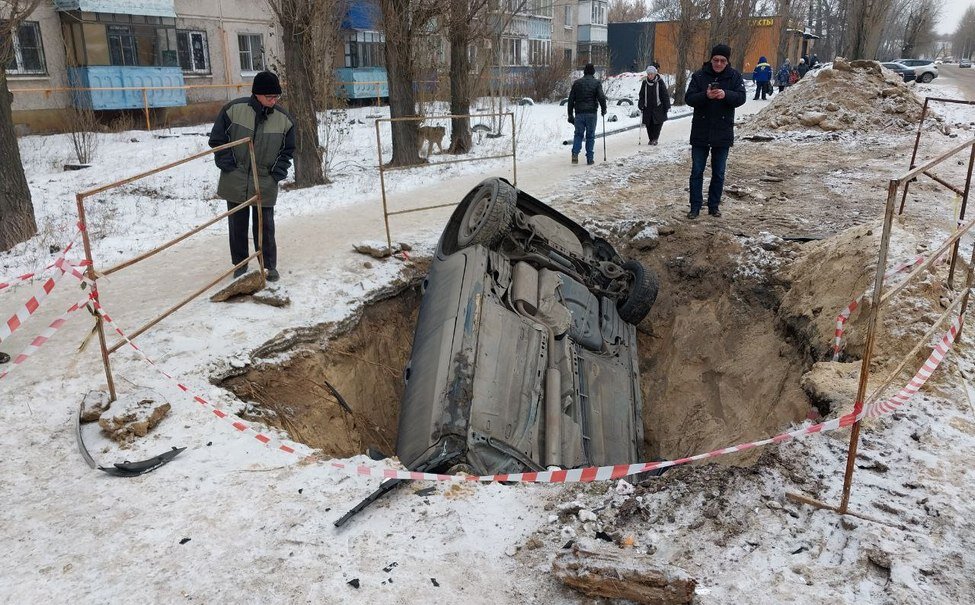 В центре липецка провалился гелик. Липецк провалилась машина. Машина провалилась колесом в яму. Машина провалилась колесом в яму вид спереди.