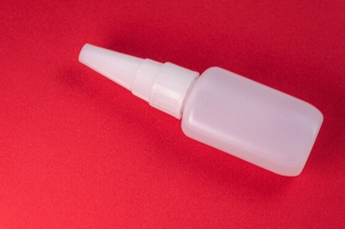    Пятна от клея можно вывести с помощью фенаФото: freepik.com/author/user3802032