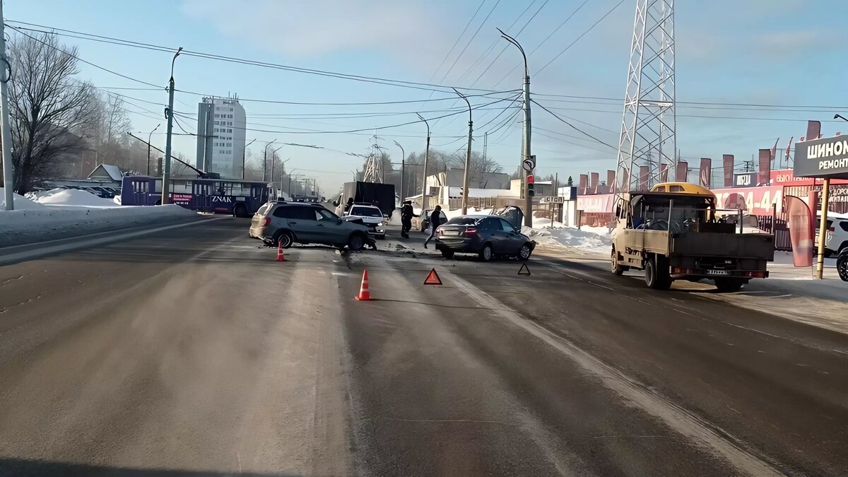     За минувшие сутки в Ижевске произошло два ДТП, в которых пострадали люди.