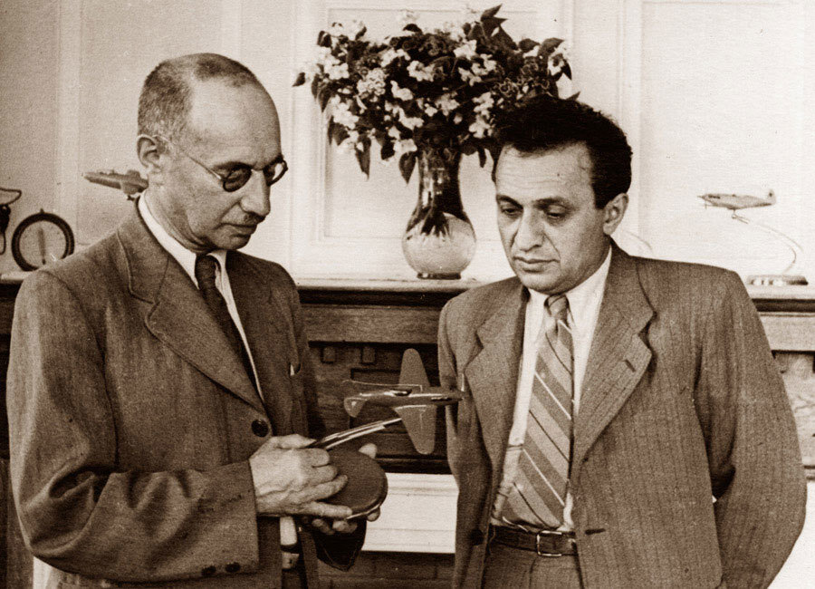 Авиаконструкторы Михаил Иосифович Гуревич и Артем Иванович Микоян с моделью истребителя МиГ-3 