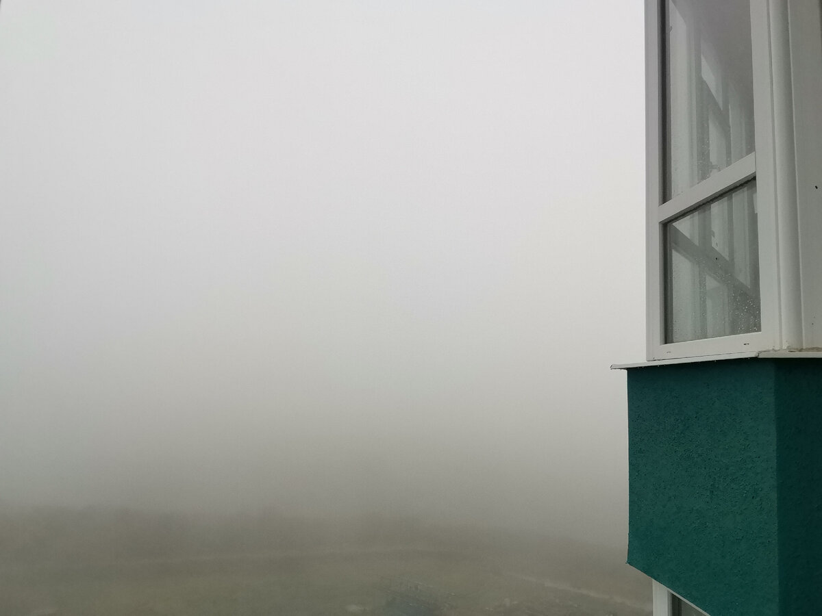 Видно только балкон соседней квартиры. 