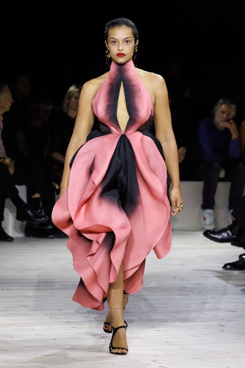 Приталенное и расклешенное платье по-прежнему остается основным стилем весны и лета 2024 года, дополненное модной юбкой А-силуэта, заниженной линией талии и драпированными деталями.-31