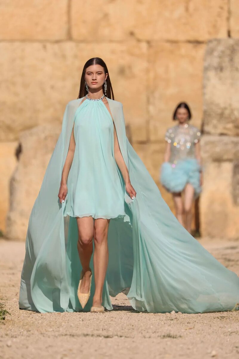 Приталенное и расклешенное платье по-прежнему остается основным стилем весны и лета 2024 года, дополненное модной юбкой А-силуэта, заниженной линией талии и драпированными деталями.-33