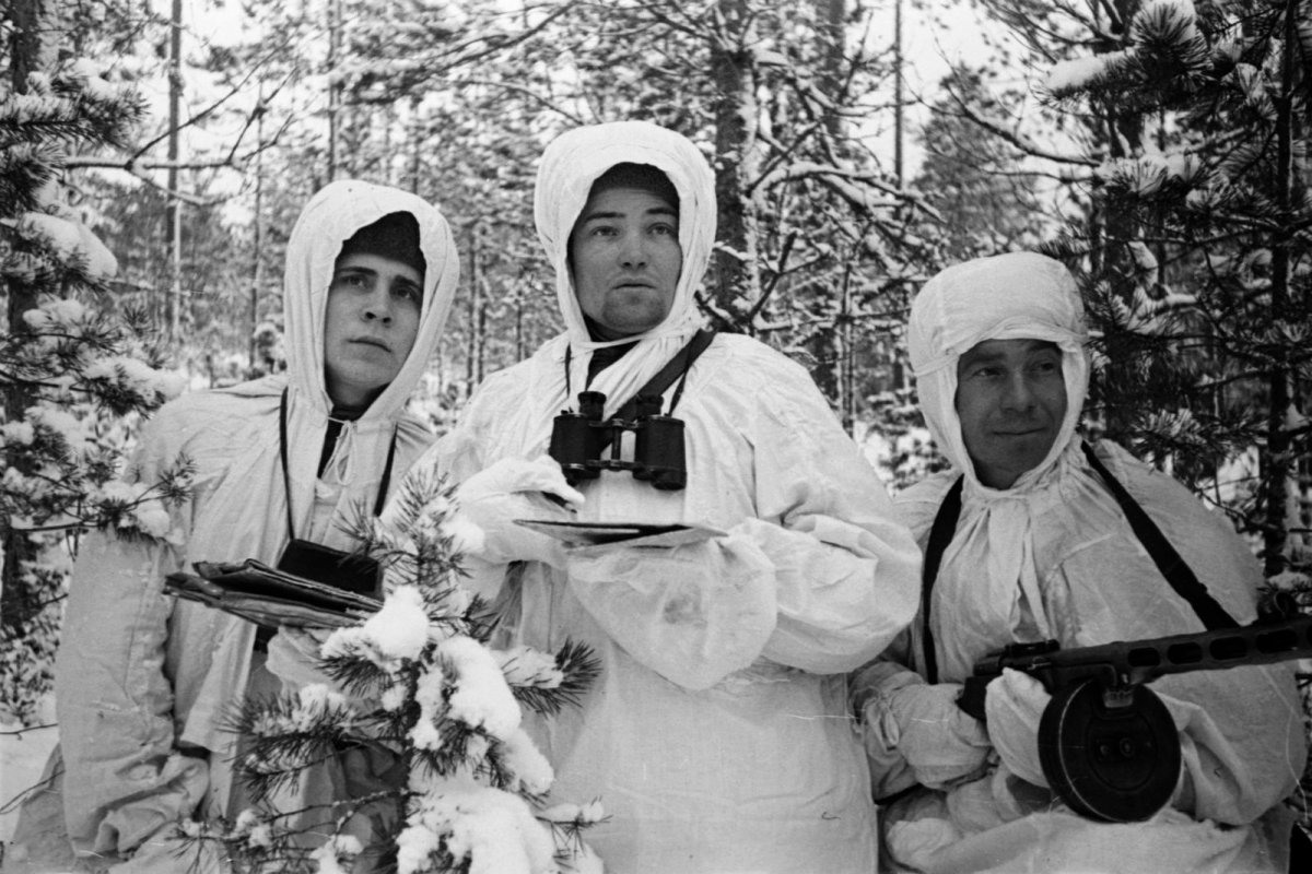 Разведчицы советского союза. 1941 Разведчики в маскхалатах. Бойцы в белых маскхалатах 1941 год. Маскхалат разведчика ВОВ. Разведчики СССР 1941.