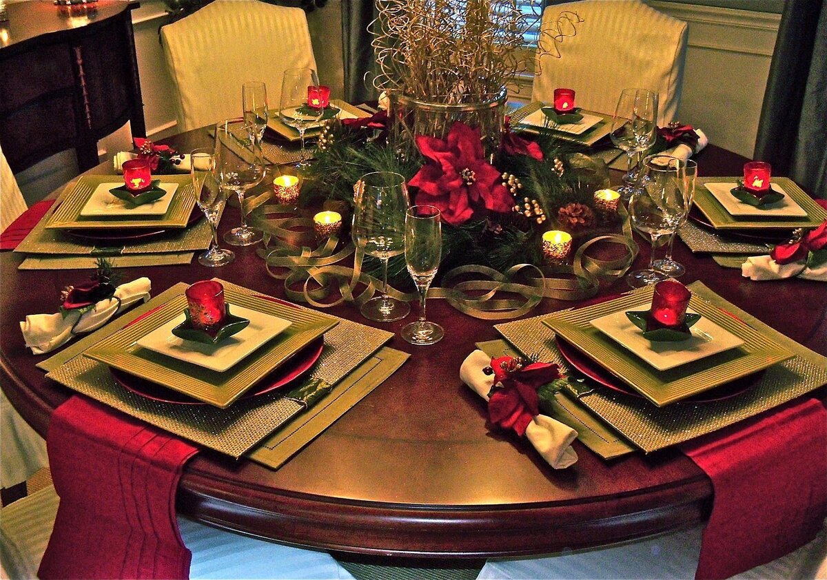 Праздничный стол 2024 года. Украшение новогоднего стола. Красивая сервировка новогоднего стола. Красиво сервированный стол. Красивый стол на новый год.
