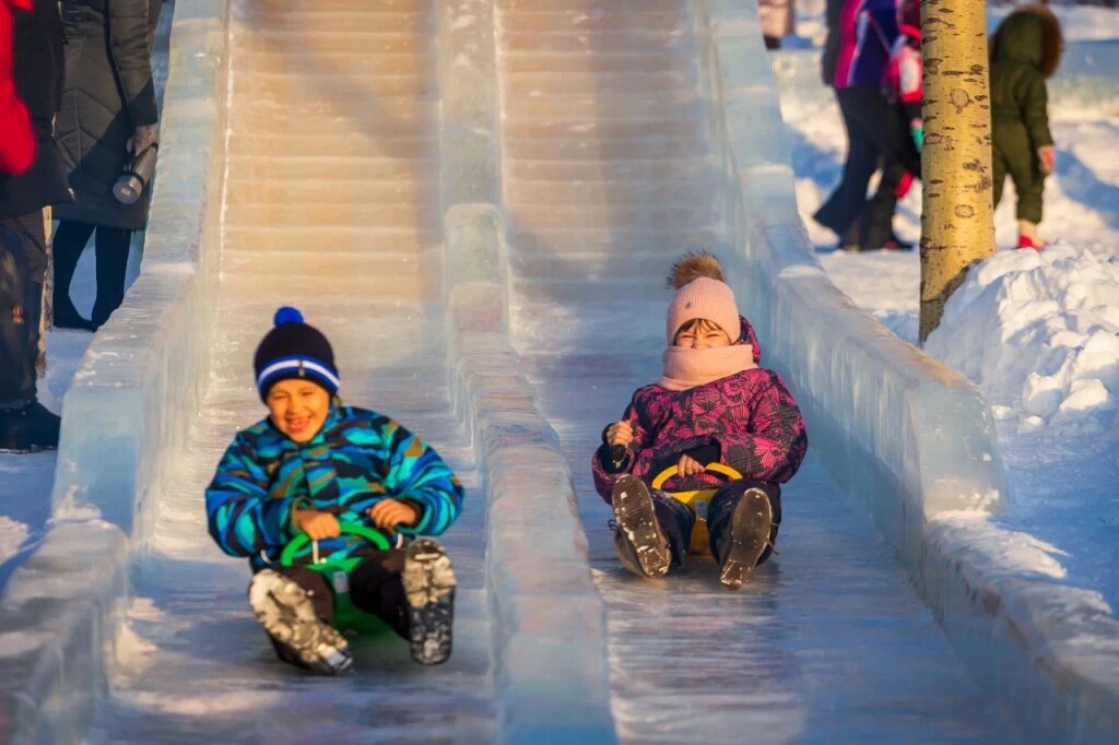 © Горки в ледовом городке, разумеется, строятся по ГОСТу. Фото из архива VN.ru.📷
