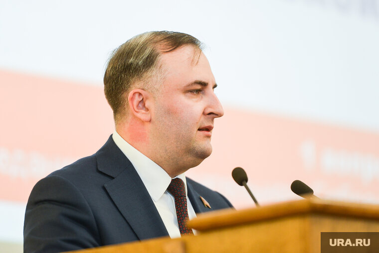    Молодых депутатов приветствовал спикер областного парламента Олег Гербер