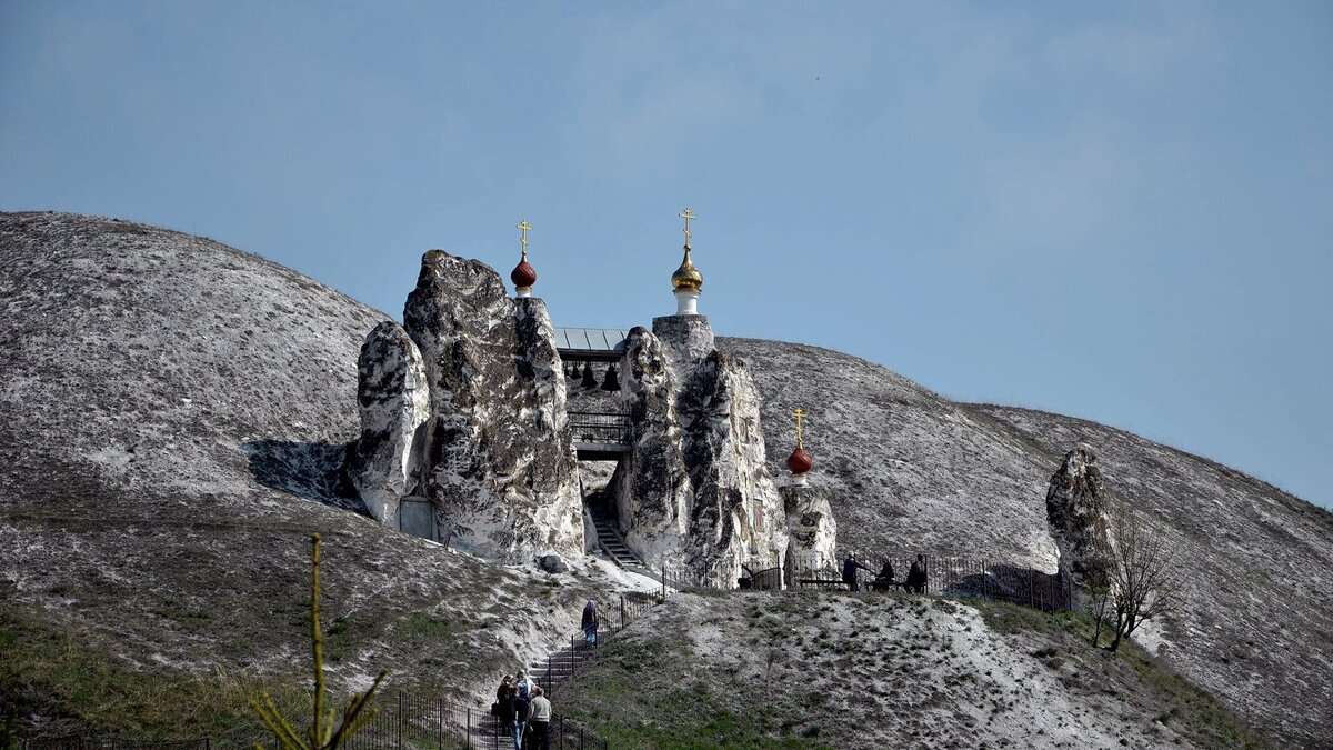 Воронежские пещерные храмы. Спасский Костомаровский пещерный женский монастырь. Костомаровский женский монастырь Воронежской. Спасский женский монастырь в Костомарово Воронежской области. Спасский пещерный монастырь в Костомарово.