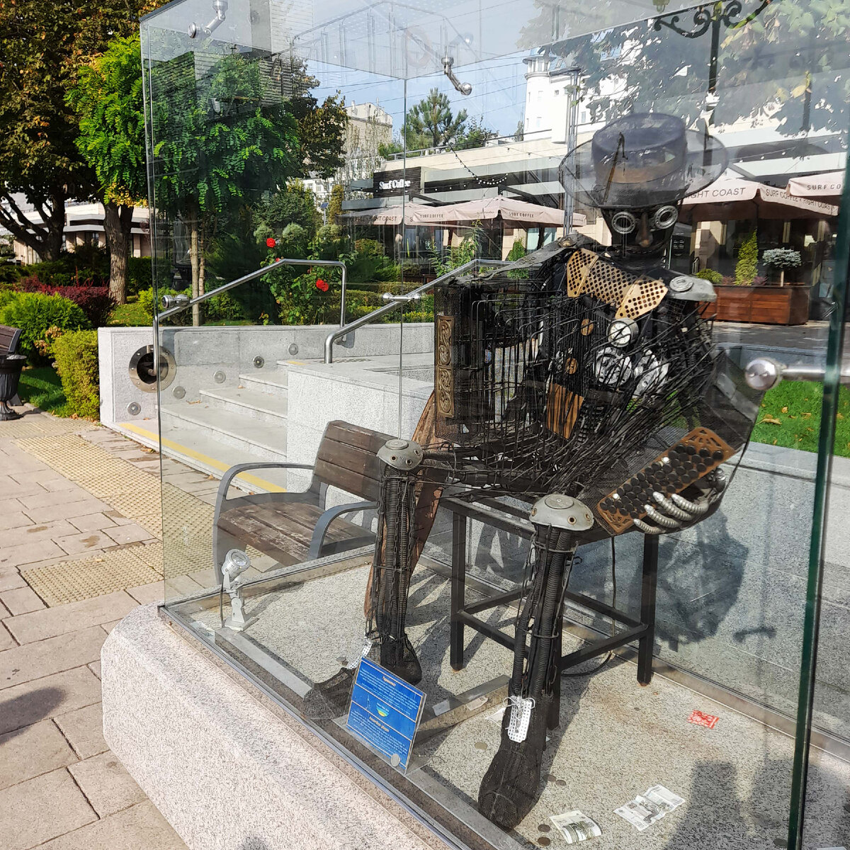 Говорят, если кинуть монетку, он исполняет казачьи песни, но я не нашла щель, куда бросать?..