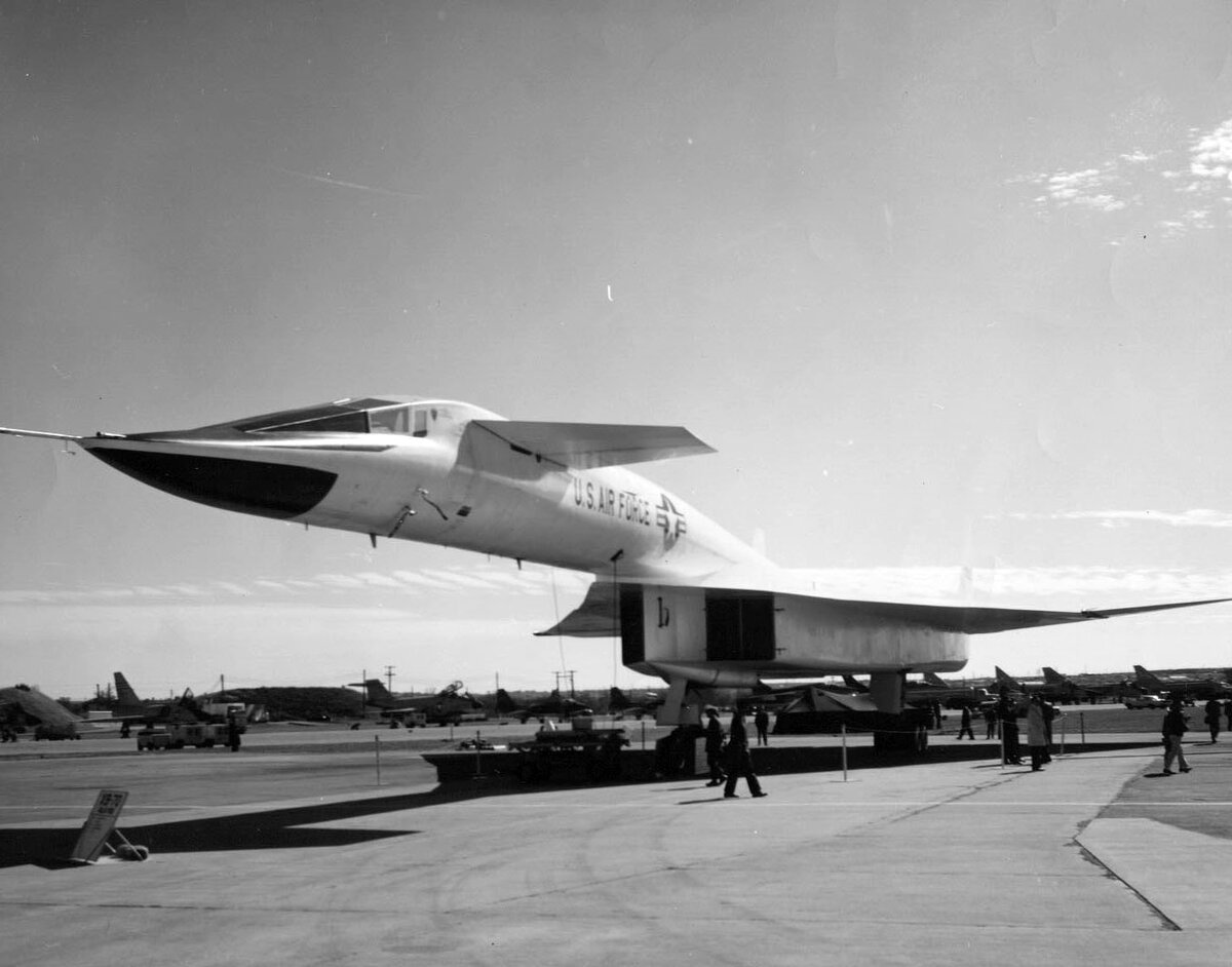 Второй экземпляр XB-70A на авиабазе