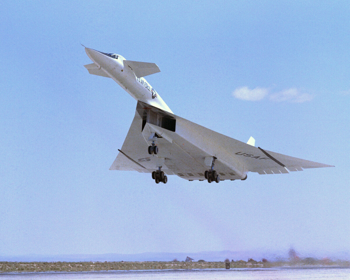 Первый экземпляр XB-70A во время взлета